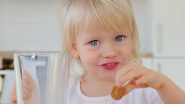 Wesołe Dziecko Blond Włosami Ciasteczka Uśmiecha Się — Wideo stockowe