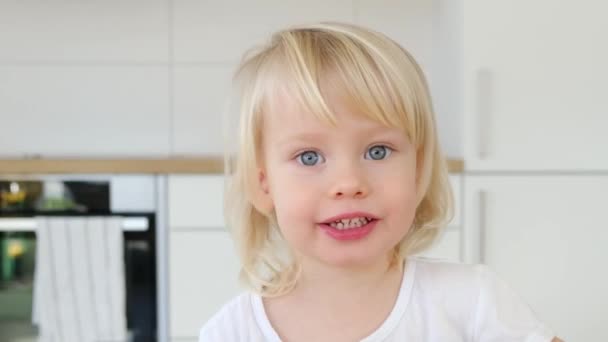 Kleines Mädchen Einem Porträtvideo Aus Der Küche Fröhlich Lächelndes Kind — Stockvideo