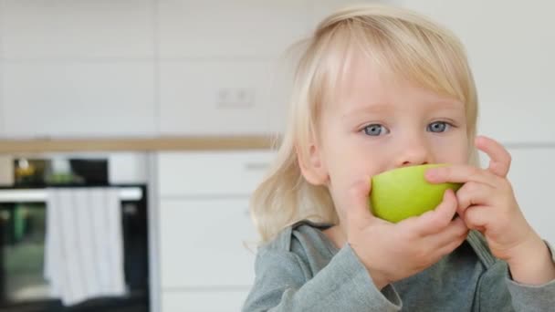 Bambina Che Mangia Mela Verde Cucina — Video Stock