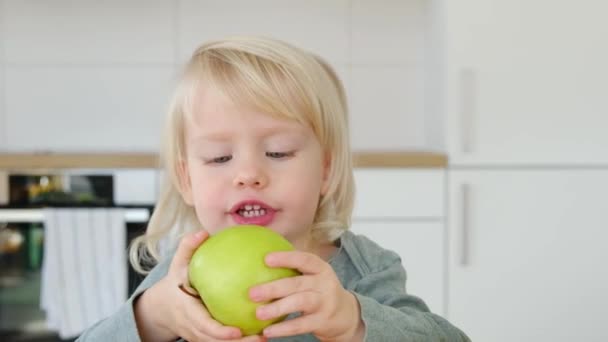 Blond Włosy Dzieciak Zielonym Jabłkiem Dziecko Daje Jabłko Powrotem — Wideo stockowe