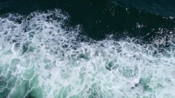 Donkergroen Zeewater Kokend Oceaanwateroppervlak Met Golven Schuim Textuur Van Golven — Stockvideo