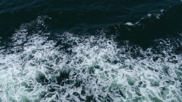 Golven Schuim Van Het Donkergroene Zeewater Kokend Oceaanwater Oppervlak Textuur — Stockvideo