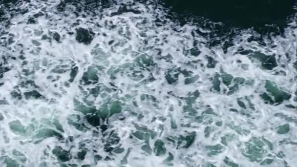 Kokend Donkergroen Turkoois Water Spetterend Bovenaanzicht Kristalblauwe Zeewater Textuur Oppervlaktekokend — Stockvideo