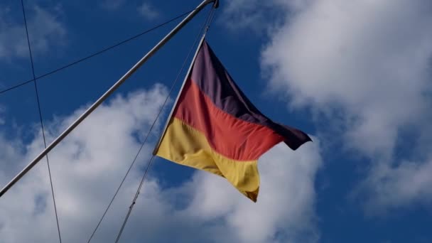 Bandeira Alemanha Acenando Sobre Fundo Azul Céu Bandeira Nacional Preta — Vídeo de Stock