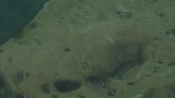 Stone Skała Pod Wodą Głęboka Zielona Powierzchnia Wody Kamiennym Dnem — Wideo stockowe