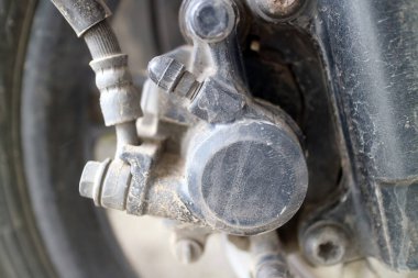 Kirli ön motorsiklet fren bileşeninin detaylı görüntüsü