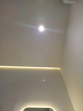 Tavan ve duvar ışıklarının yer aldığı yumuşak ışıklandırma ayarları