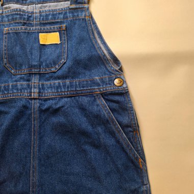 Dikiş detaylarını gösteren mavi kot pantolon ve küçük göğüs cebi