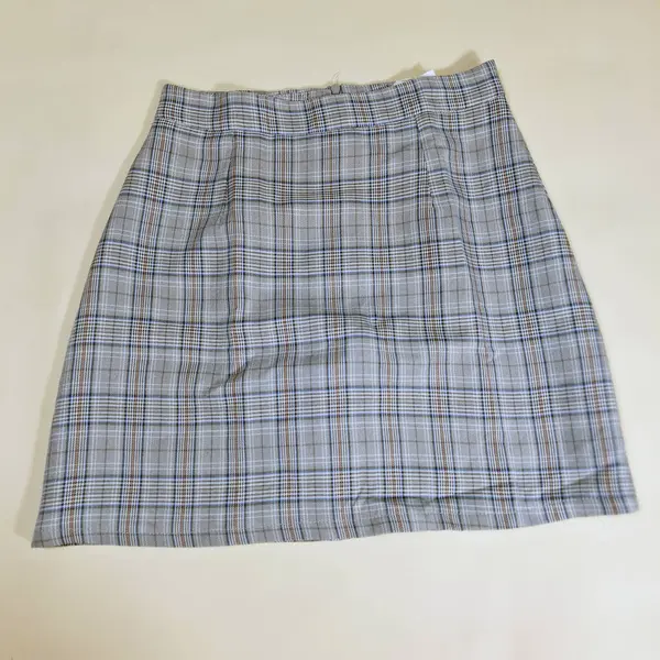 Klasik damalı etek yumuşak gri tonlar ve detaylı ekose desenli