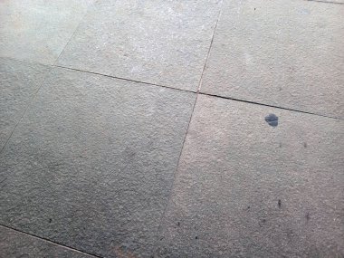 Hafif kusurları ve yüzey işaretleri olan desenli gri seramik fayansların yakın görüntüsü