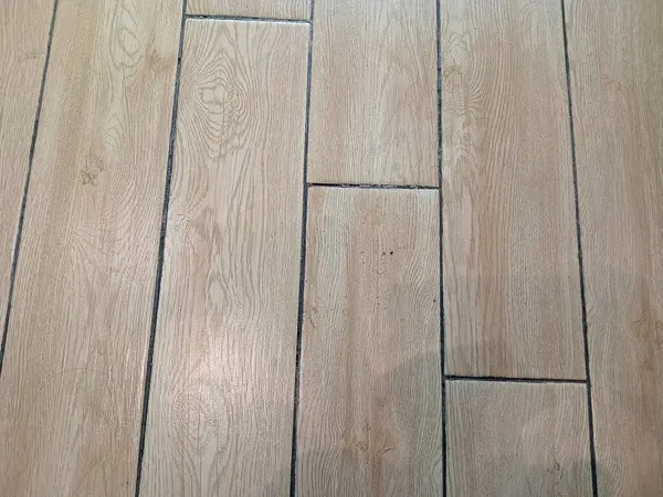 Açık kahverengi seramik fayanslar modern döşeme dizaynı için ahşap ahşap desenli dizayn edilmiş.