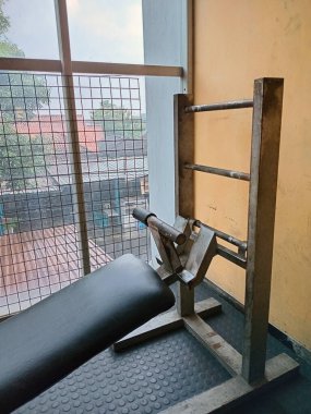 Çatı manzaralı pencerenin yanındaki spor aletleri yıpranmış