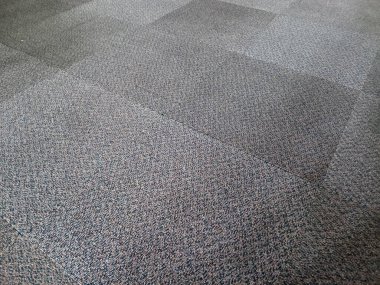 Üst üste binen halı fayanslarıyla kaplı zemin ince bir ızgara düzeni oluşturuyor