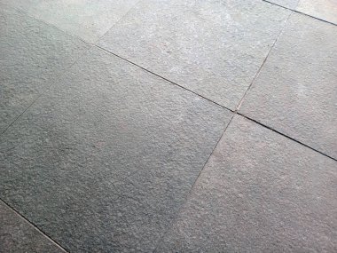 Izgara deseninde sıralanmış desenli gri taş fayansları kapat