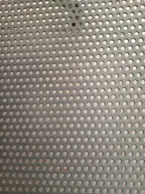 Dairesel delikli delinmiş metal bir yüzeyi kapat.