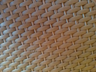 Sıcak kahverengi renkte dokunmuş hasır dokuyu kapat.