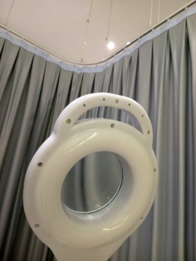 Bir büyüteç yakın Gri perdelerin arka planı.