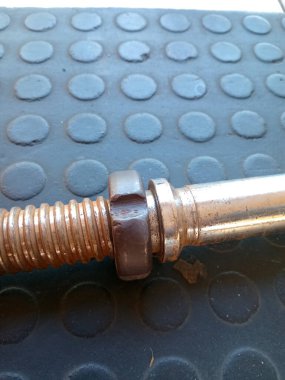 Ucu sivri metal bir halteri ve lastik bir paspasın üzerinde tasması olan bir halteri kapatın..