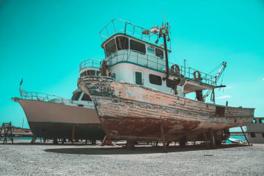Limanda eski paslı gemi
