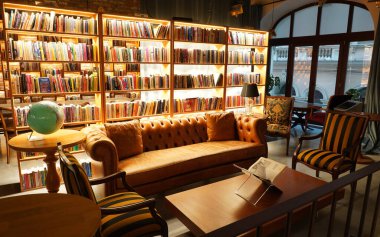 Modern bir otelin içinde.