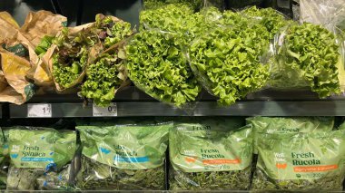 Kaunas, Litvanya. 28 Mayıs 2024: Süpermarkette sergilenen taze sebzeler taze marul, ıspanak, roka
