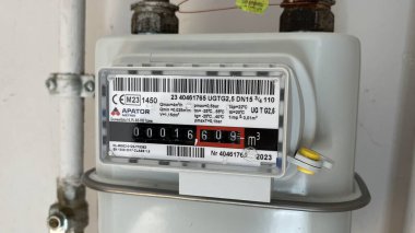 Kaunas, Litvanya. 27 Mayıs 2024: Binada doğal gaz ölçer. Evlere gaz dağıtımı.