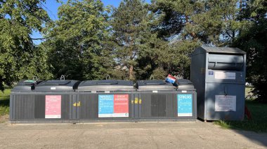 Kaunas, Litvanya. 28 Mayıs 2024: Kentsel Atık Konteynerleri. Geri dönüşüm için atık sıralama.