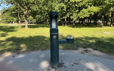 Kaunas, Litvanya. 27 Mayıs 2024: yeşil su şişesi dolum istasyonu. Parkta bedava içme suyu