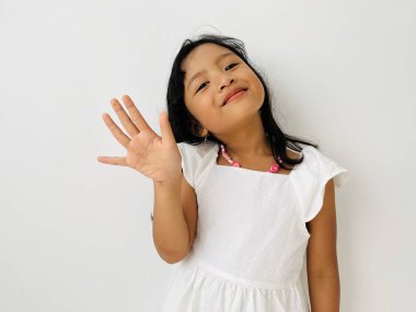 Mutlu küçük Asyalı vlogger el sallayarak merhaba diyor kameraya bakıyor web kamerasına bakıyor, gülümseyen çocuk kız çocuk video kaydı yapıyor.