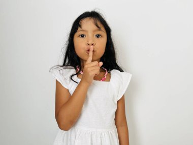 Duygusal bir kızın sırrı vardır. Mucize yüzlü küçük kız parmağını dudaklarından ayırmaz, sessizlik işareti gösterir, sessiz olmak ve gürültü yapmayı bırakmak ister. Sessiz jest..