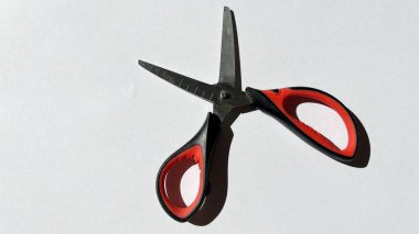 Makas, bu araç genellikle el sanatları için kullanılır ve süpermarketlerde ve fotokopi makinelerinde satılır