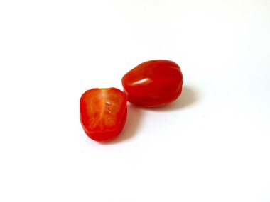 Çeri domates, mini domates, küçük domates, beyaz arka planda izole edilmiş bebek domates.