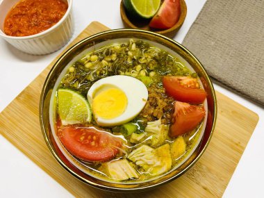 Endonezya 'da Soto Ayam tavuğu. Soto ayam, Endonezya 'da geleneksel bir yemektir. Ana bileşen olarak tavuk, vermicelli ve zerdeçal filizleri kullanılır..