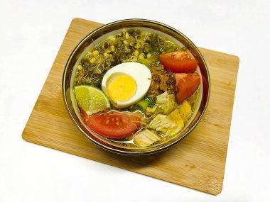 Endonezya 'da Soto Ayam tavuğu. Soto ayam, Endonezya 'da geleneksel bir yemektir. Ana bileşen olarak tavuk, vermicelli ve zerdeçal filizleri kullanılır..