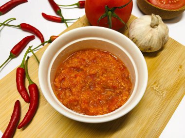 Sambal Tomat. Endonezya geleneksel sosu kırmızı biber, sarımsak ve domates ezmesi gibi Java ve Bali 'de popüler malzemeleri kullanır..