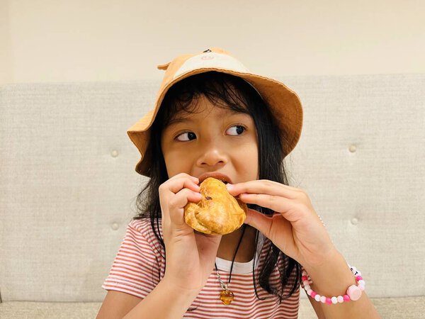 Asian Little Girl Eating Chicken Pastel Drinking Delicious Hot Cocoa — Stock Photo, Image