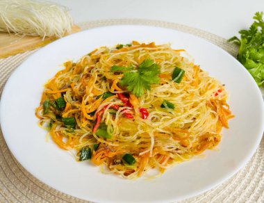 Bihun goreng, arı hoon goreng veya mee hoon goreng, Endonezya ve Malezya 'da pirinç vermicelli ile pişirilmiş bir tabak kızarmış eriştedir. Sebzelerle pişirilmiş.