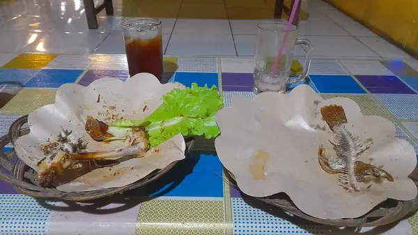 stock image The natural plate on the restaurant's dining table contains leftover food that hasn't been cleaned