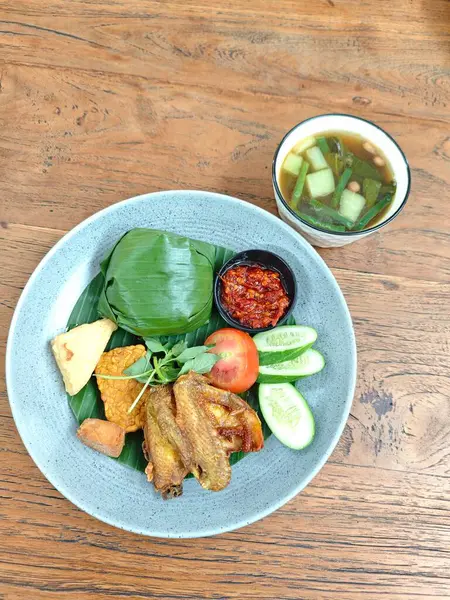 Geleneksel pirinç yemeği, kızarmış tavuk ve sebze çorbası.