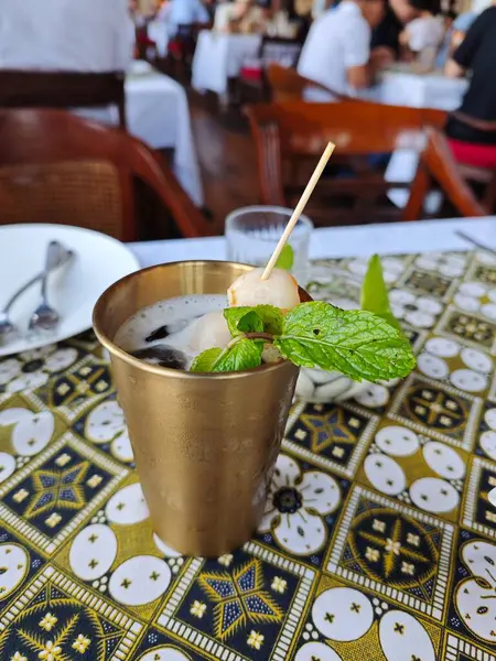 Bakır bardak buzlu liçi çayı.