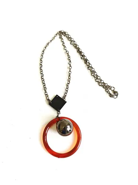 İzole edilmiş beyaz arkaplanda metal zincir ve kolye