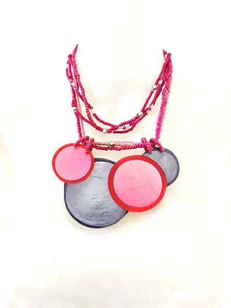 Güzel pembe gri plakalı kolye ve beyaz arka planda boncuklar.