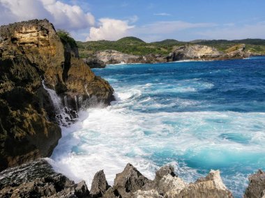 Köpüklü suyla deniz kıyısının güzel manzarası