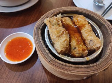 Soslu ve sebzeli deniz ürünleri.