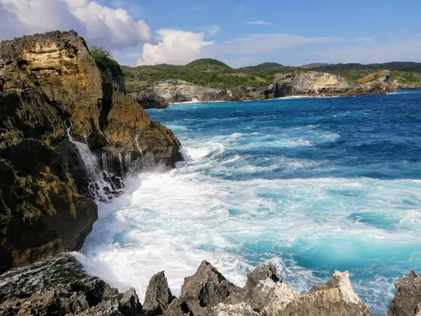 Köpüklü suyla deniz kıyısının güzel manzarası