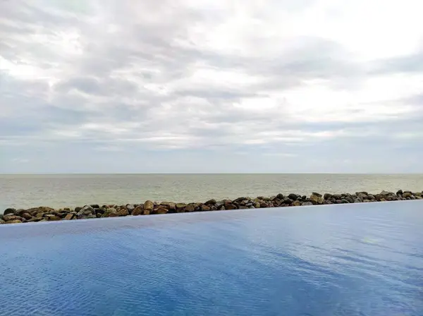 Deniz manzarası çok güzel. Doğa