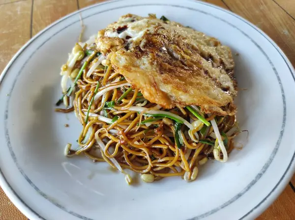 Yumurtalı kızarmış erişte.