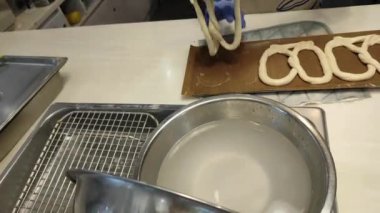 Eller kraker hamurunu şekillendiriyor.