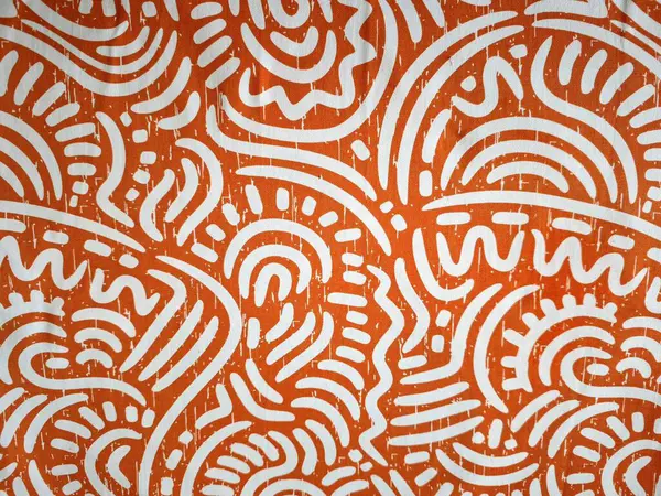 Turuncu kumaş üzerinde tüm beyaz düzensiz kabile izleri 