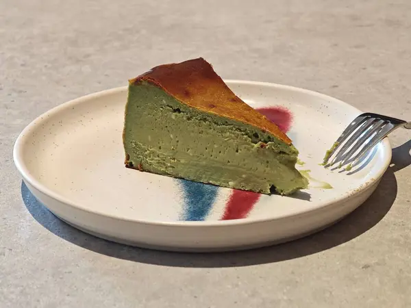 Kremalı yeşil çay keki.